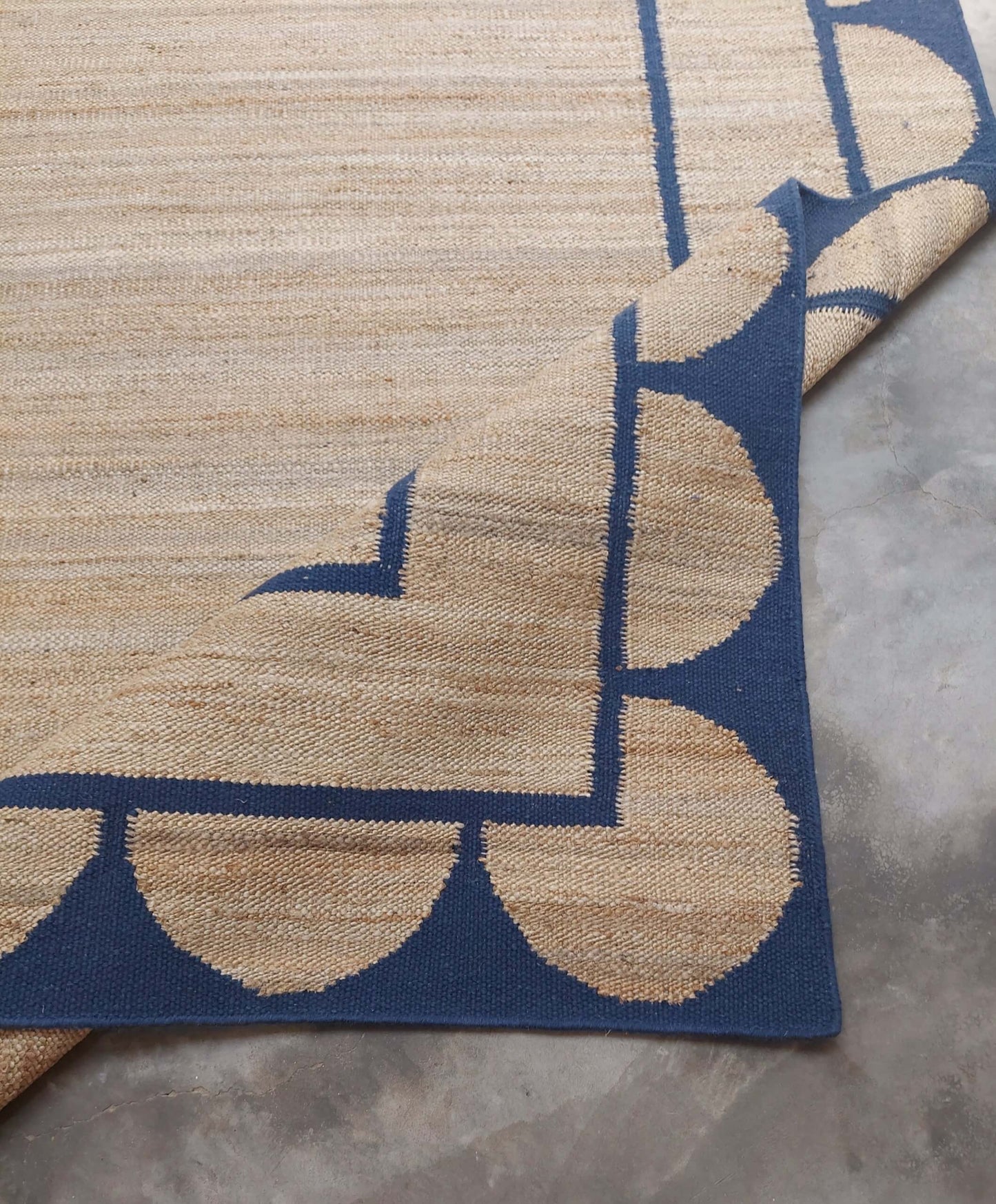 BOXED SCALLOP – NATURAL JUTE & OXFORD BLUE RUGS