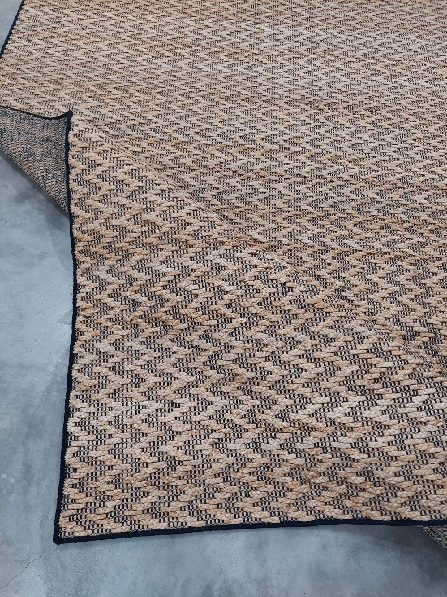 CHEVRON JUTE – NATURAL JUTE & BLACK RUGS