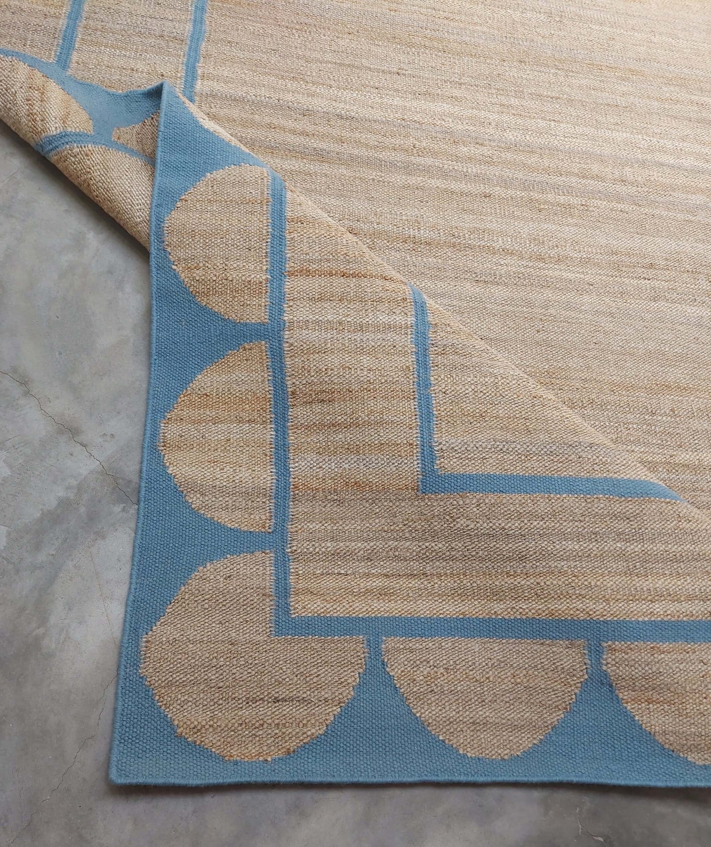 BOXED SCALLOP – NATURAL JUTE & WEDGEWOOD RUGS