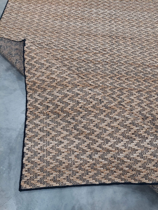 CHEVRON JUTE – NATURAL JUTE & BLACK RUGS