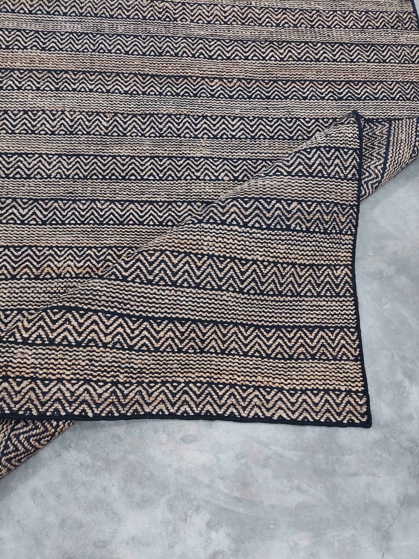 CHEVRON LINES – NATURAL JUTE & BLACK RUGS